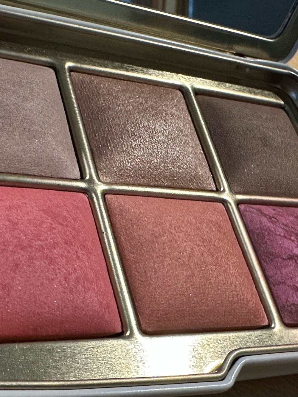 Hourglass Ambient Lighting
Edit Unlocked Swan Palette and Brush II - Picture 9 of 15